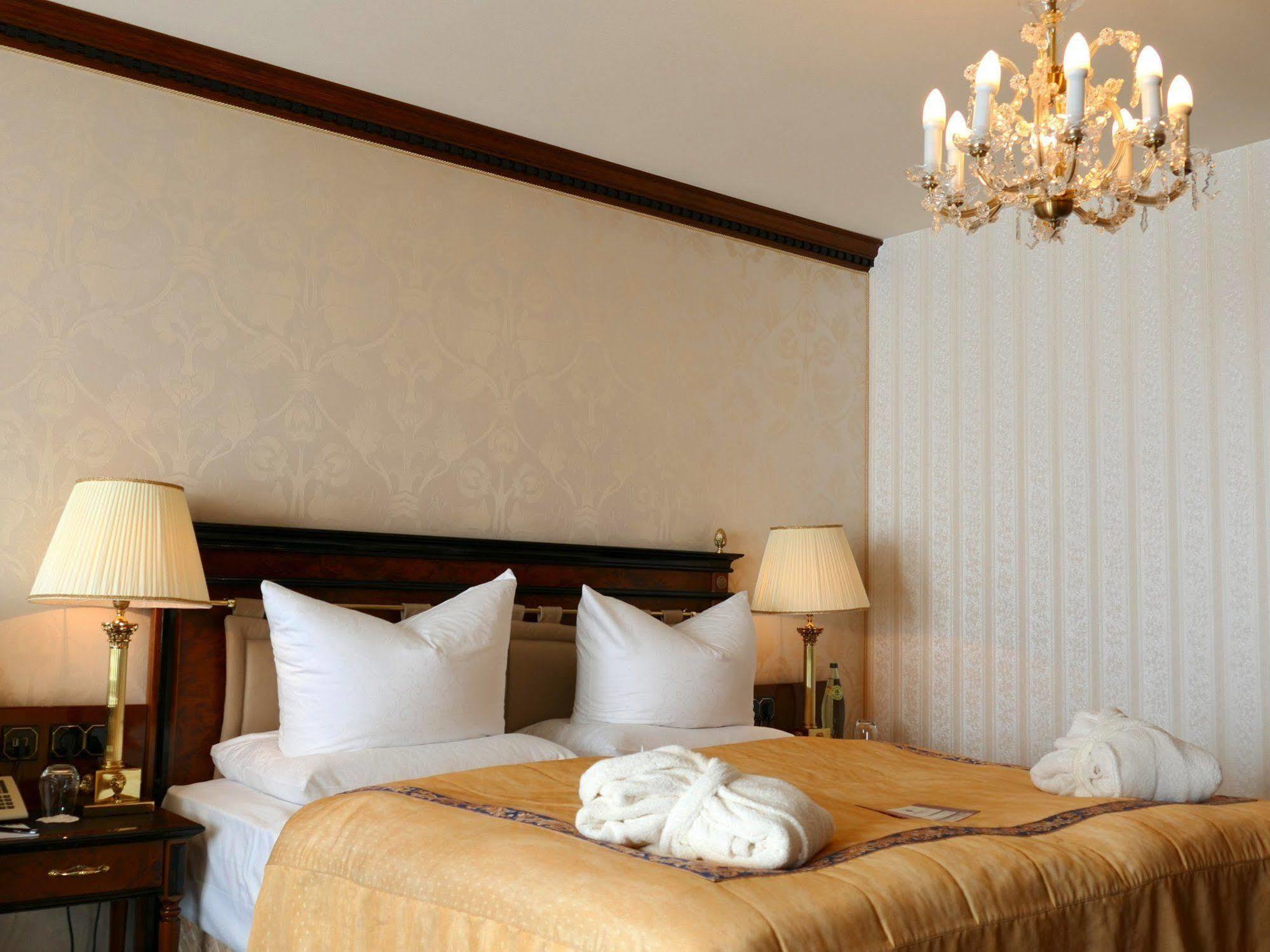 Seetelhotel Ahlbecker Hof Heringsdorf  Ngoại thất bức ảnh A bedroom at the hotel