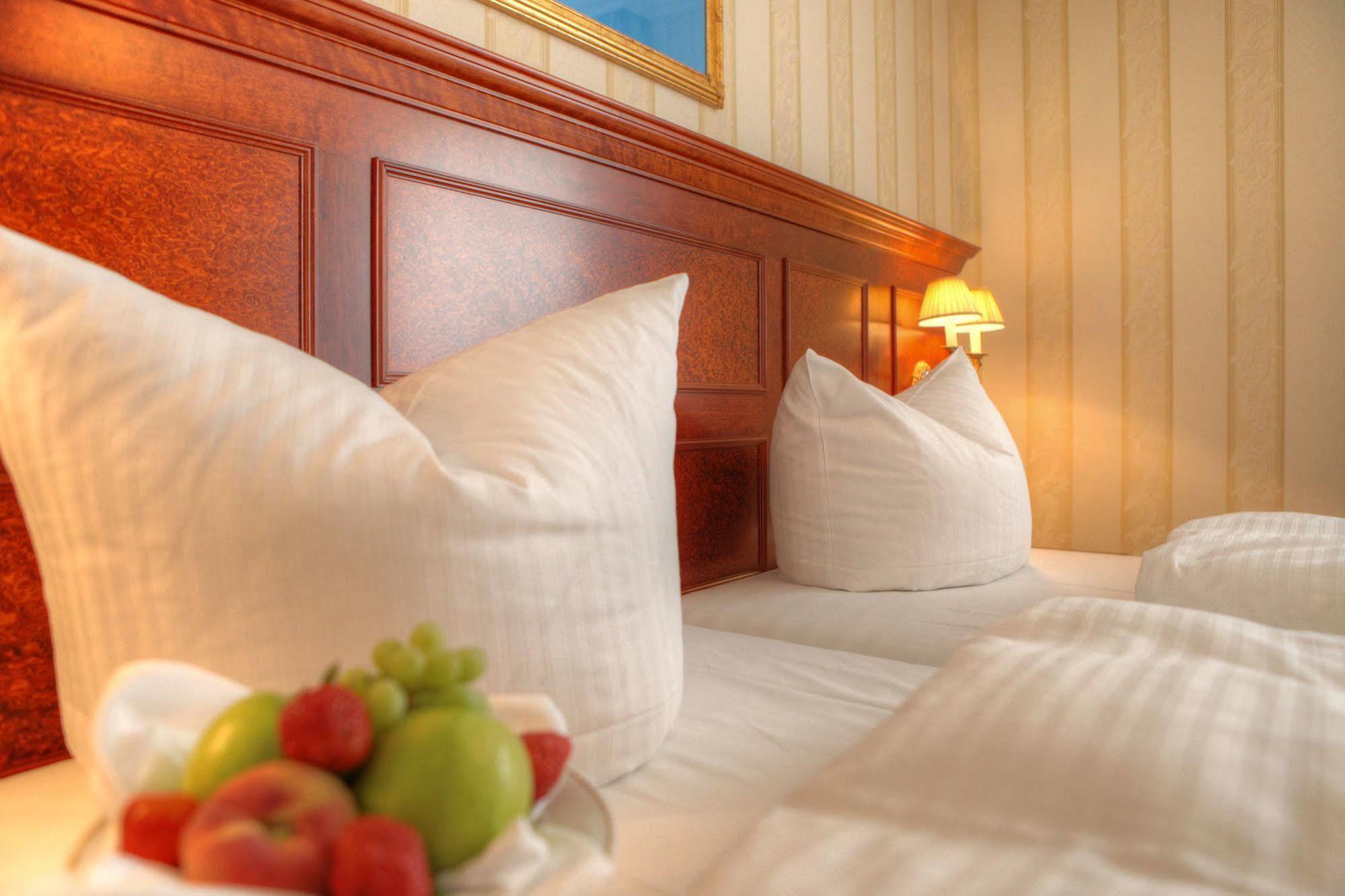 Seetelhotel Ahlbecker Hof Heringsdorf  Ngoại thất bức ảnh A bed with pillows